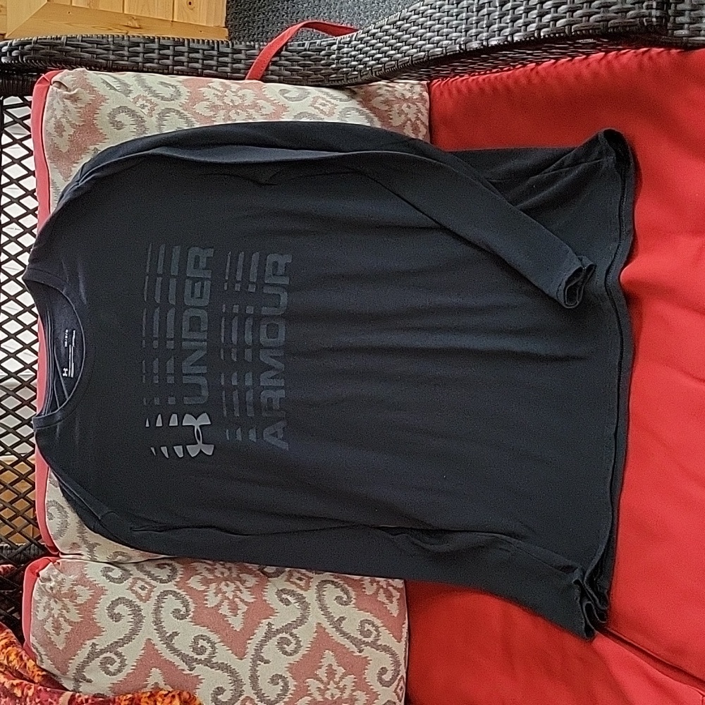 Men's Under Armour Long Sleeve T-shirt Sz M, Black.